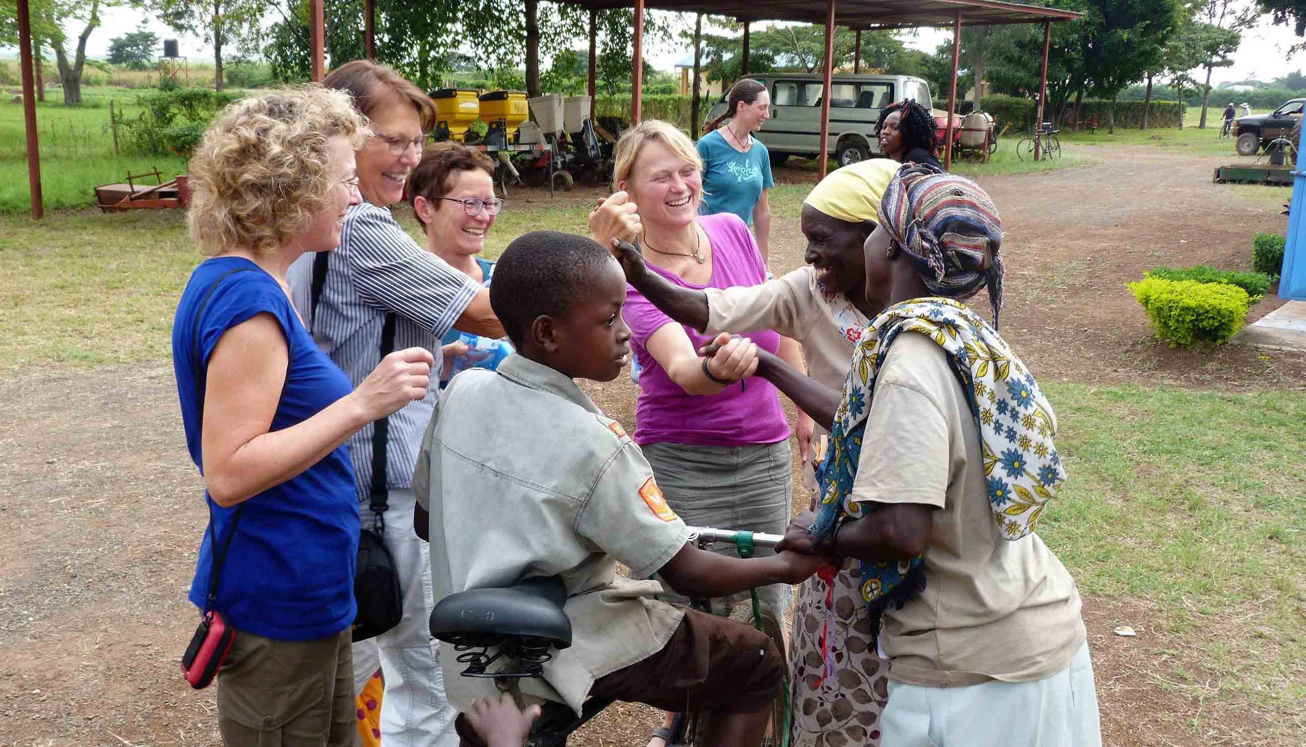 Einsatzteam und Mitarbeiter der Miwani Farm in Kenia begrüßen sich