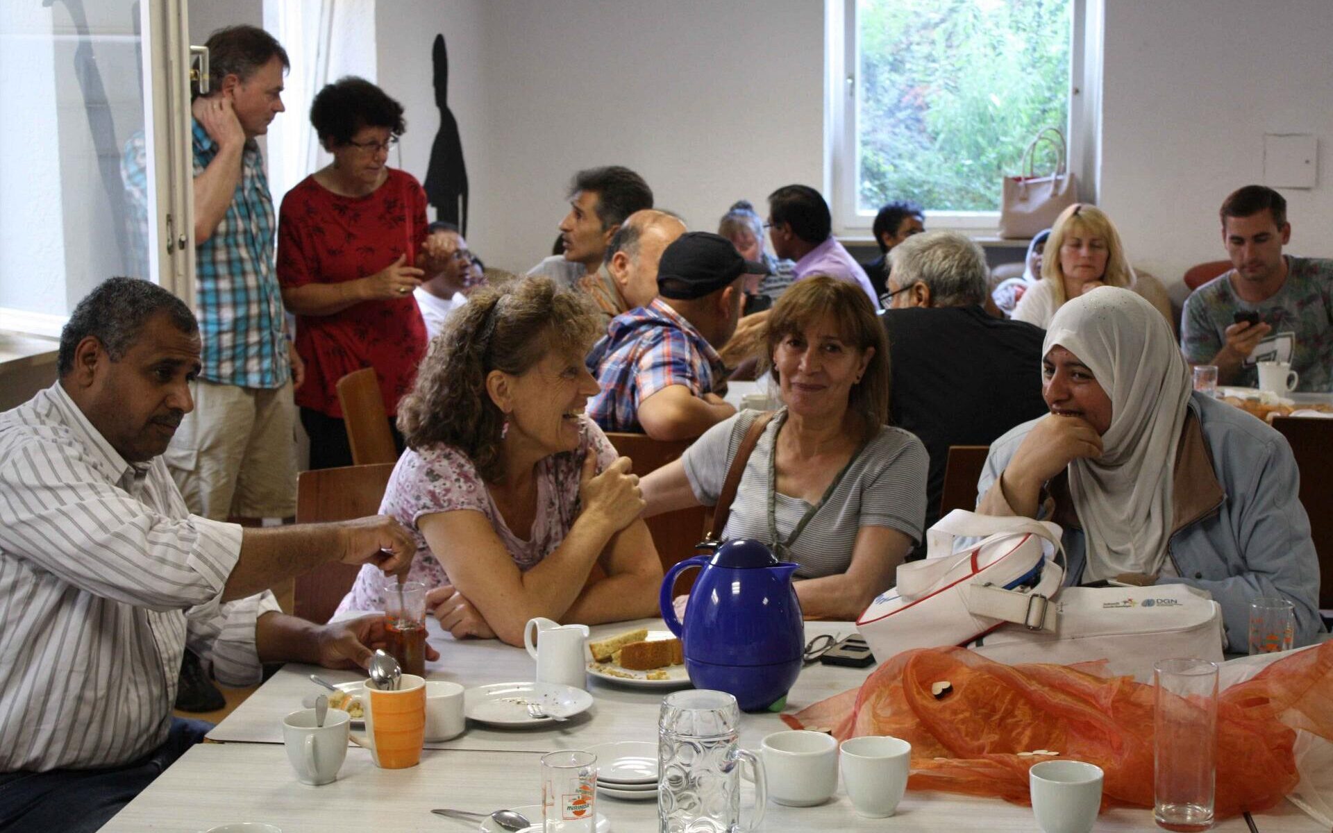 kaffee und kuchen im kontaktcafe fuer asylbewerber