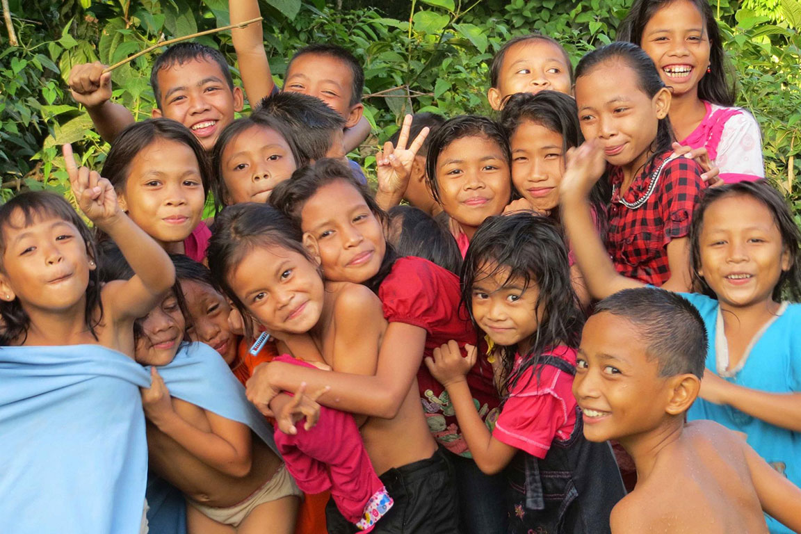 Gruppe Kinder auf Borneo