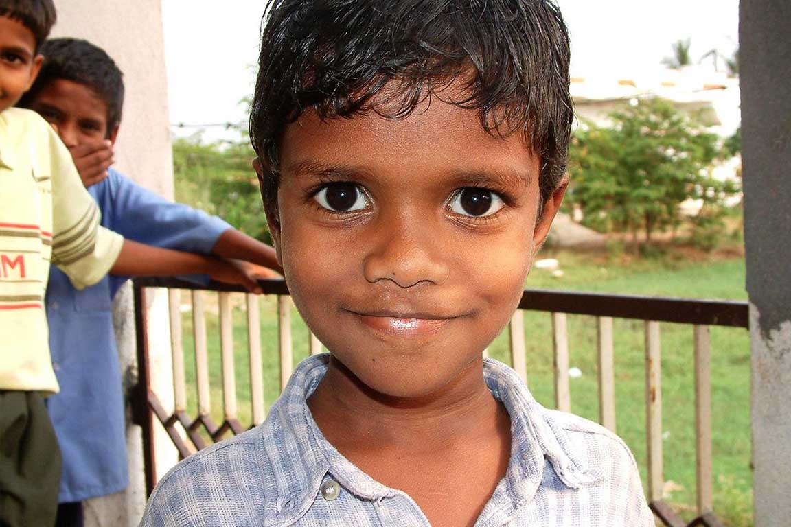 Lächelnder Junge im Kinderzentrum Indien