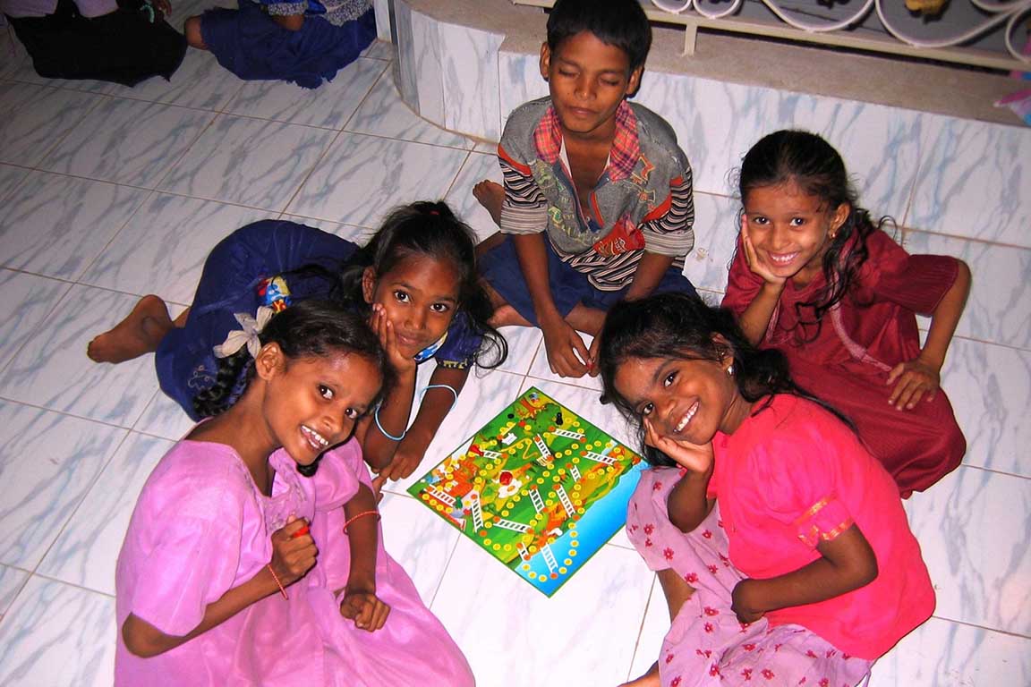 Spielende Kinder im nehemia Kinderzentrum Indien
