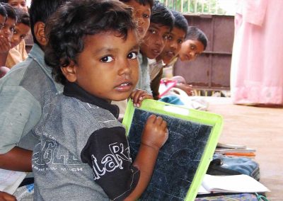 lernender junge in einer Schule in Indien