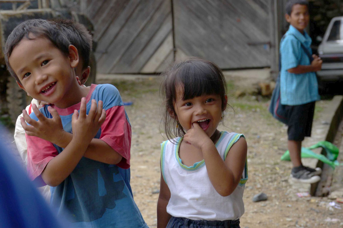 Lächelnde Kinder in Borneo
