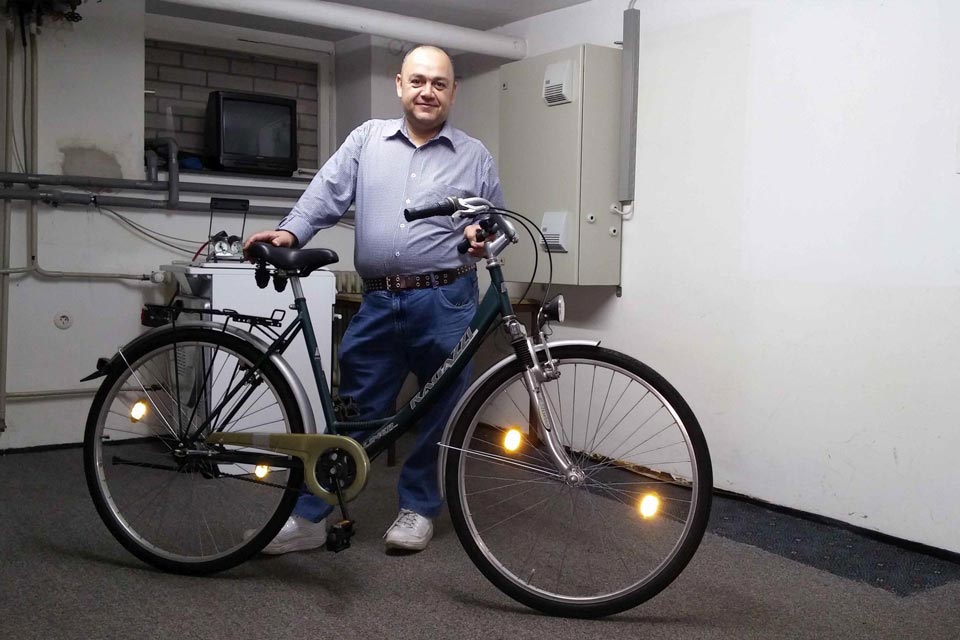 ein mann mit einem fahrrad von der nehemia fahrrad werkstatt