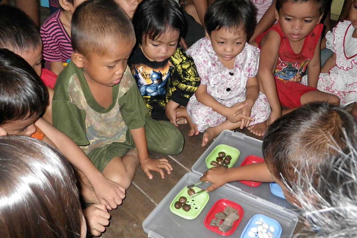 Eine Gruppe Kinder im Kindergarten lösen eine Aufgabe